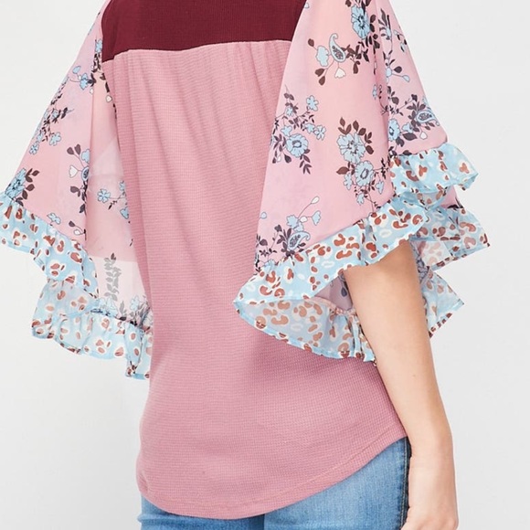 🌸 Gorgeous flutter sleeve top 🌸 - Picture 1 of 4